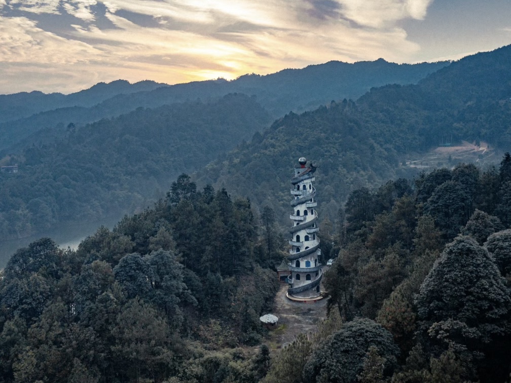 青龙湖卧龙山庄：穿越7080，醉美湖光山色等你来探秘！