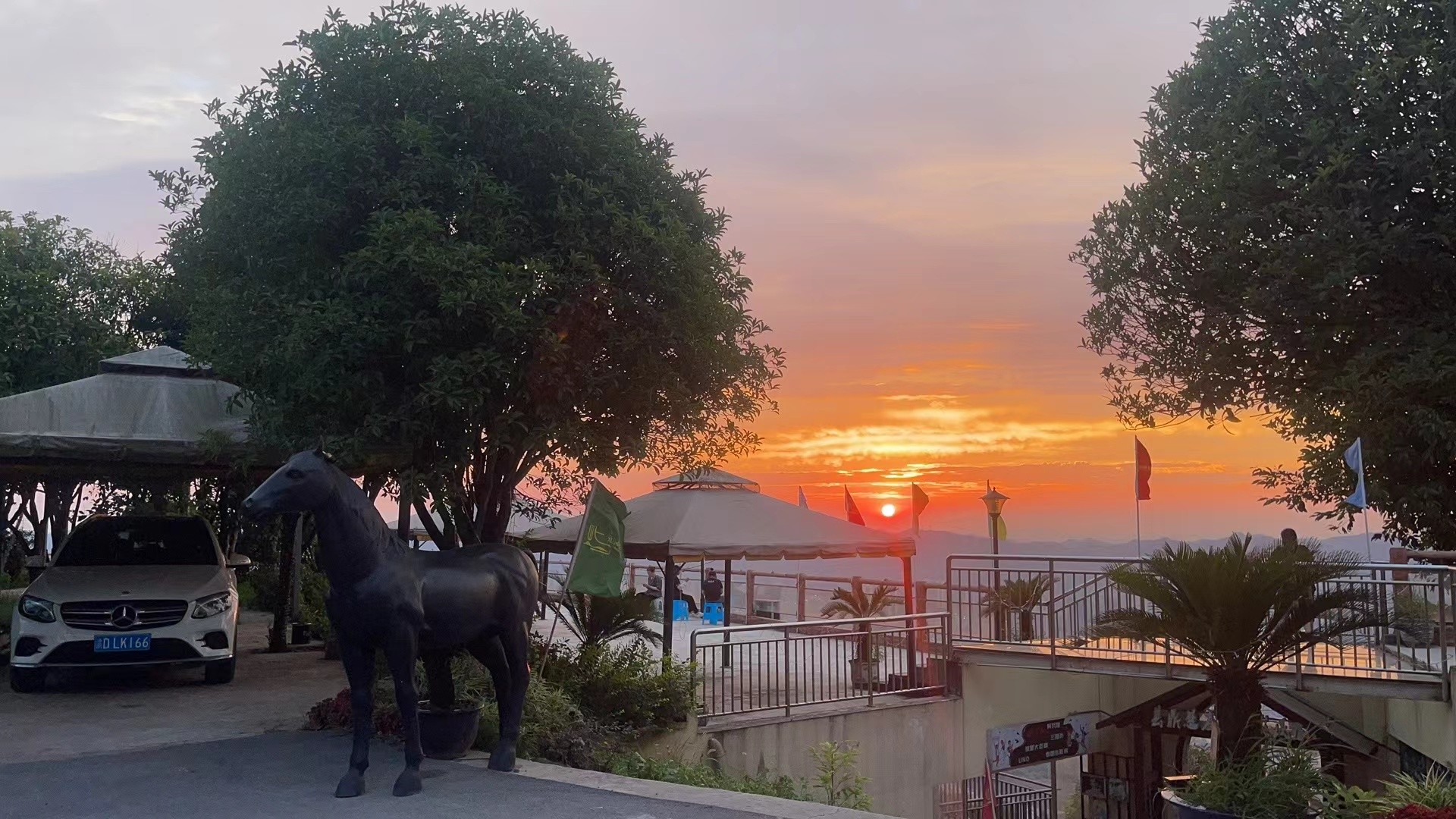 山崖星空：尽享自然之美与农家之乐