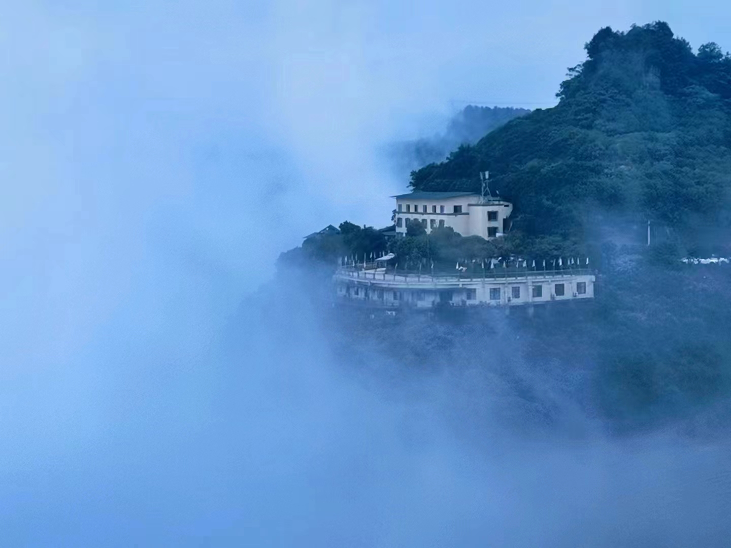 开在巴南山巅上的悬崖民宿——山崖星空