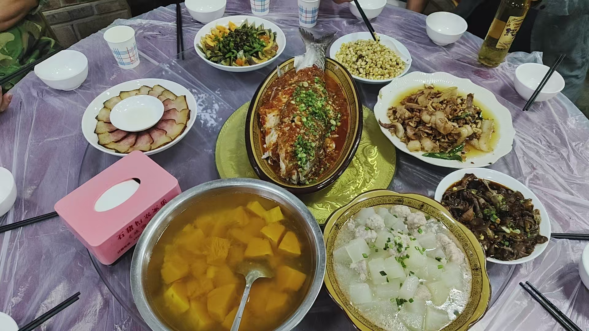 绿荫环绕，欢聚一堂：樵坪山的温馨家园