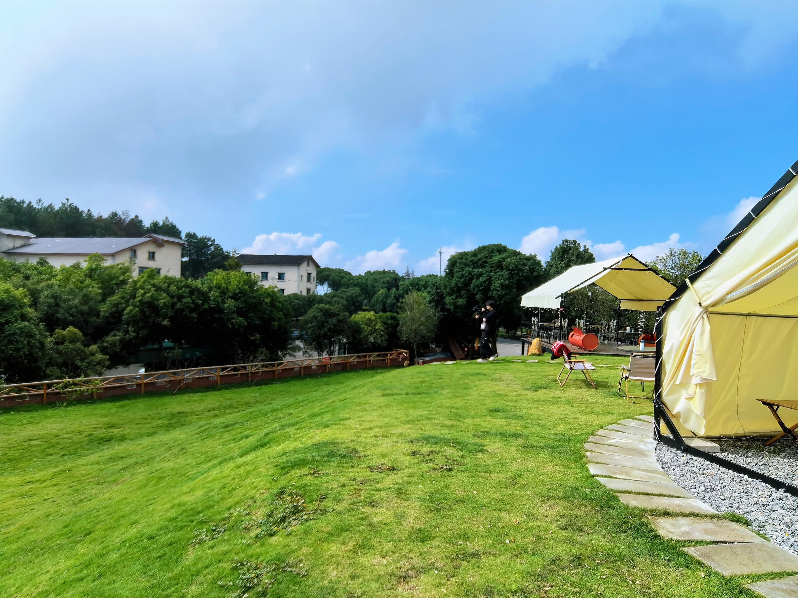 ​“芸鼎山庄”坐拥玉峰悬崖，俯瞰鱼嘴城景